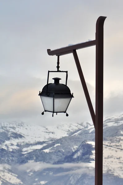 Laterne in verschneiter Landschaft — Stockfoto