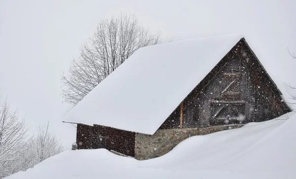 Chalet dans la neige — Photo