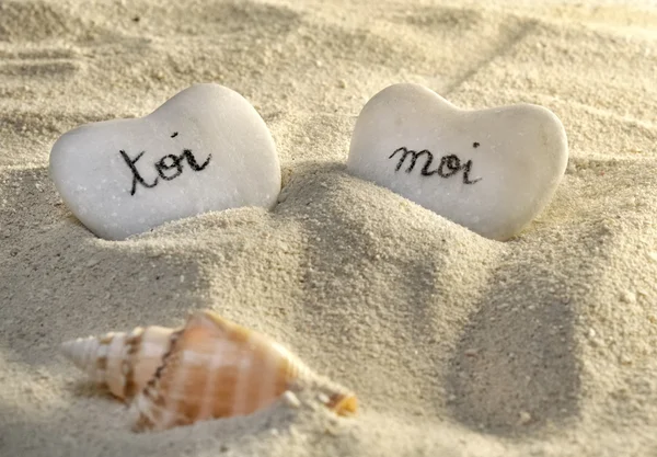 Frans u en me harten van kiezelstenen in het zand — Stockfoto