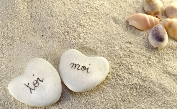 French you and me hearts of pebbles in the sand — Stock Photo, Image