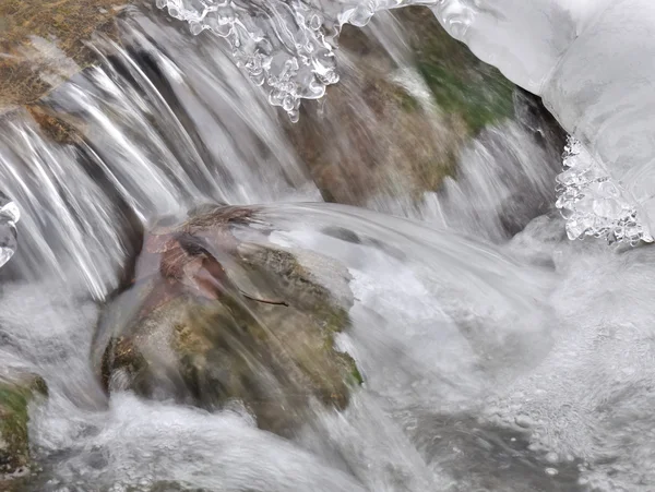 Formación de hielo en el agua del río —  Fotos de Stock