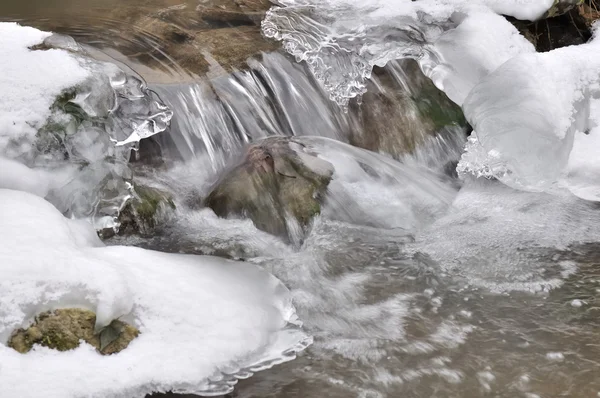 Pembentukan es di air sungai — Stok Foto