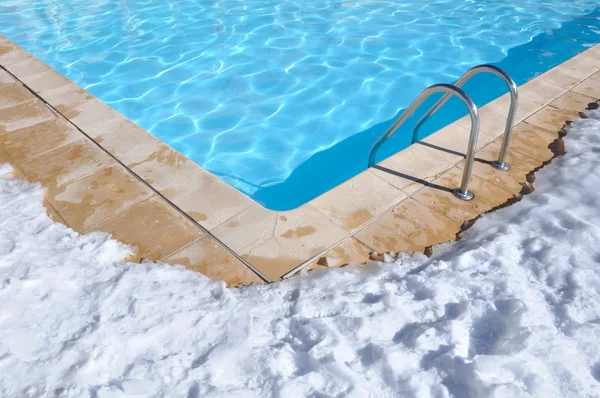 겨울에 야외 수영장 — 스톡 사진