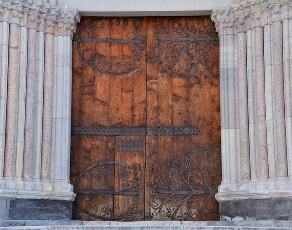 Porta del Duomo fiancheggiata da colonne — Foto Stock