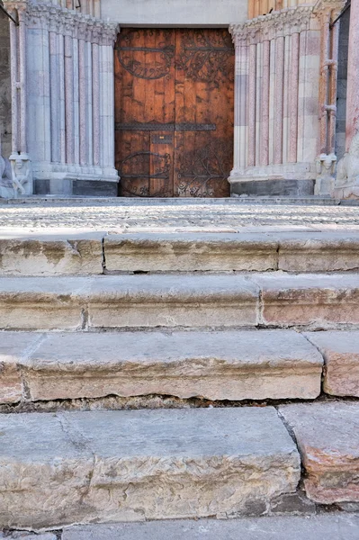 Lépcsőn, hogy az ajtó a templom — Stock Fotó