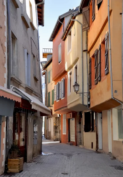 Wąska ulica z kolorowe elewacje — Zdjęcie stockowe