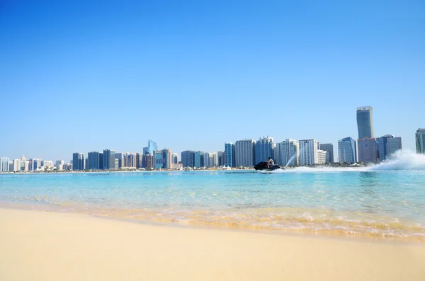 Παραλία και το νερό του αθλητισμού στο Αμπού Ντάμπι, Ηνωμένα Αραβικά Εμιράτα — Φωτογραφία Αρχείου