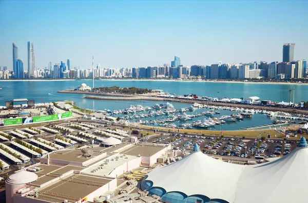 Vista panorâmica de Abu Dhabi, Emirados Árabes Unidos — Fotografia de Stock