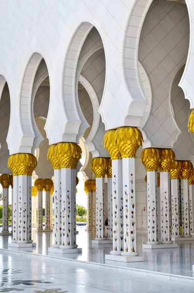 Mesquita Sheikh Zayed em Abu Dhabi, Emirados Árabes Unidos detalhe de colunas — Fotografia de Stock