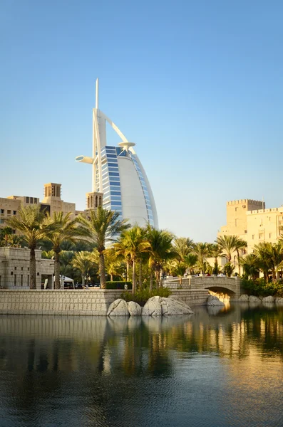 Burj al arab und madinat jumeirah, dubai — Stockfoto