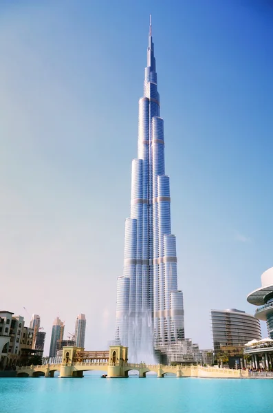 Бурдж Халіфа найвищою будівлею в світі і фонтан Дубай — стокове фото