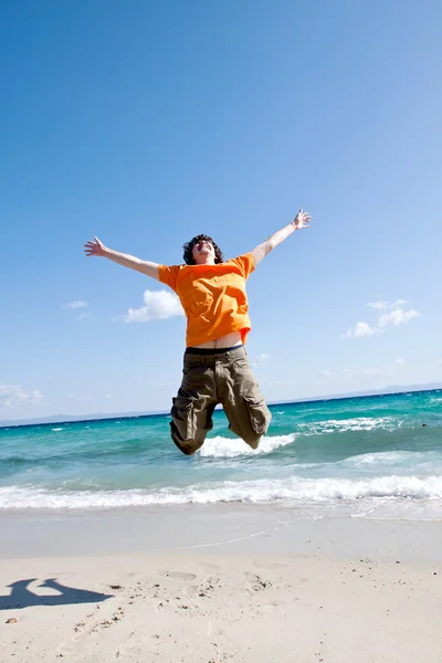 The young man jumps at the sea — Stock Photo, Image