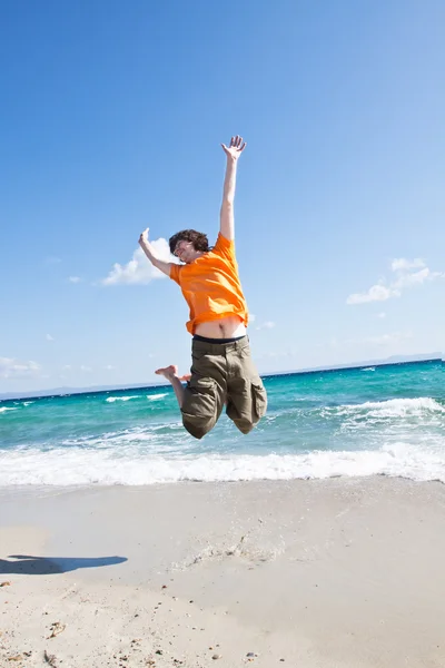 The young man jumps at the sea — Stock Photo, Image