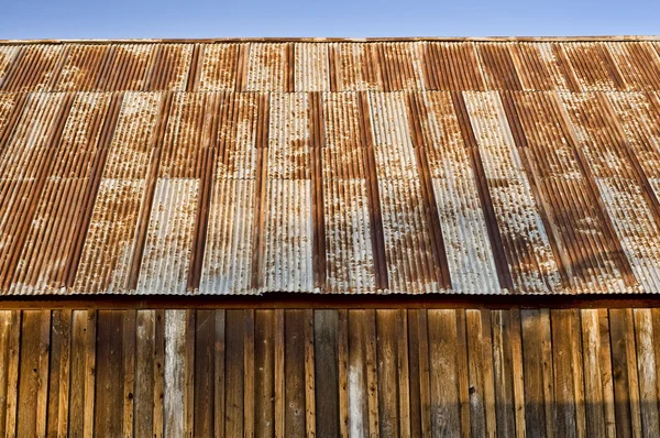 Ржавая крыша сарая — стоковое фото