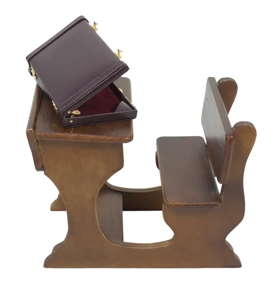 木製の机の上のブリーフケース — ストック写真