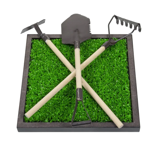 Инструменты для садоводства на ложе из растущей травы — стоковое фото