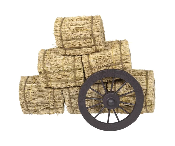 Roda de diligência apoiada em fardos de feno — Fotografia de Stock