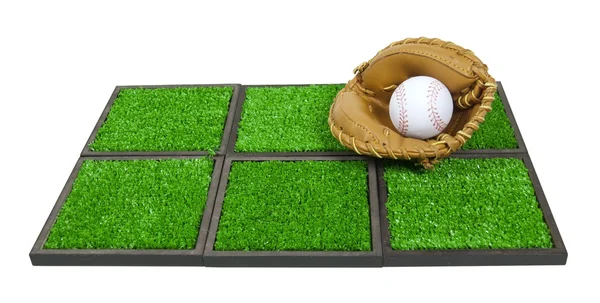 Luva de beisebol e bola na grama artificial — Fotografia de Stock