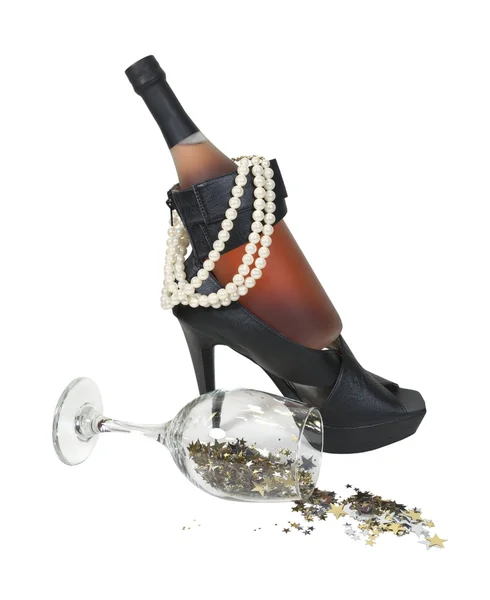 Weinflasche in Fersenschuhen mit Perlen und Sternen — Stockfoto