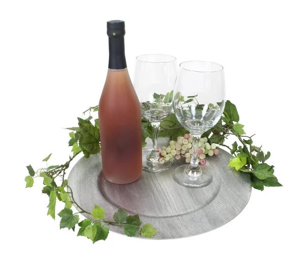 Vinflaska och glasögon på silver laddare — Stockfoto