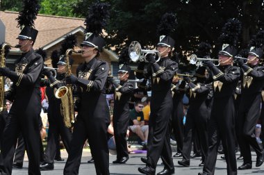 Waconia middelbare school marching band uitvoeren in een parade
