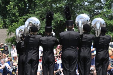 Waconia middelbare school marching band uitvoeren in een parade