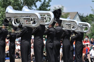 Waconia middelbare school marching band uitvoeren in een parade