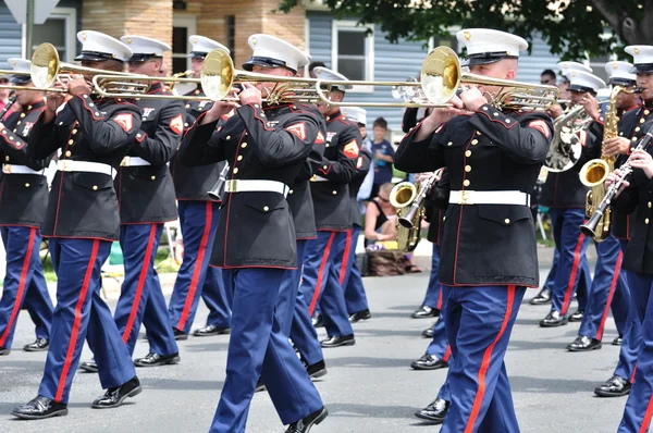 De usmc mariene krachten reserve band artiesten trombones spelen in een parad — Stockfoto
