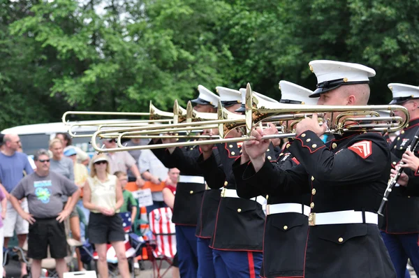 La USMC Marine Forces Reserve Band interpreti che suonano tromboni in una parata — Foto Stock