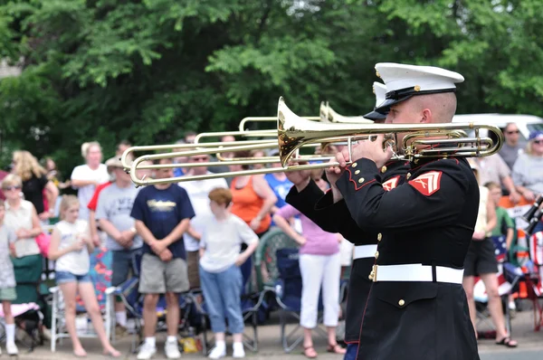 Los Infanteros de Marina de las Fuerzas Armadas de la USMC tocan trombones en un desfile — Foto de Stock