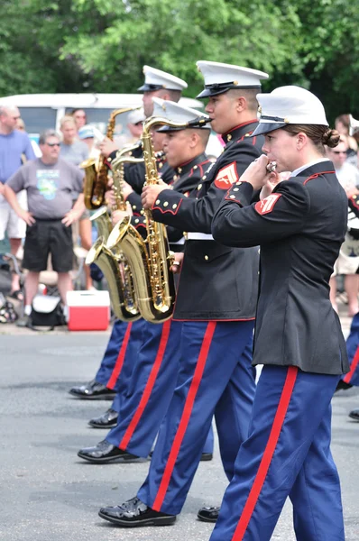 A banda de reserva das Forças Marinhas da USMC - Artistas tocando saxofones em um pará — Fotografia de Stock