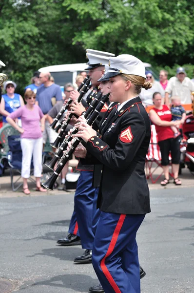 La USMC Marine Forces Reserve Band interpreti che suonano Clarinetti in una parata — Foto Stock
