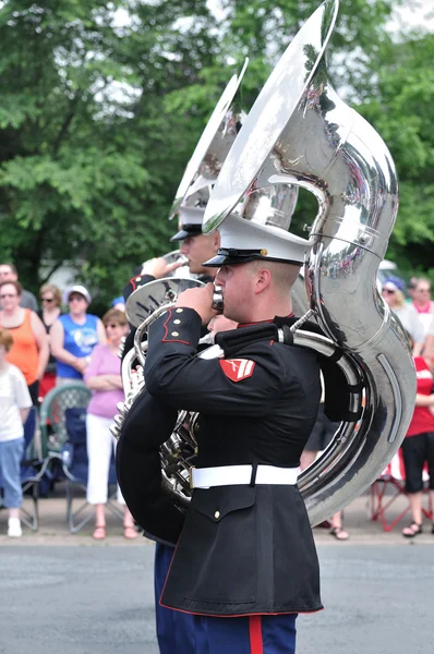 Исполнители резервного оркестра морской пехоты США, играющие в тубах на параде — стоковое фото