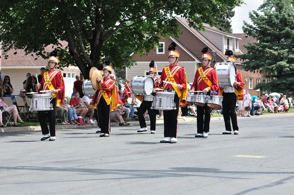 Henry sibley middelbare school marching band drummers uitvoeren in een parade — Stockfoto