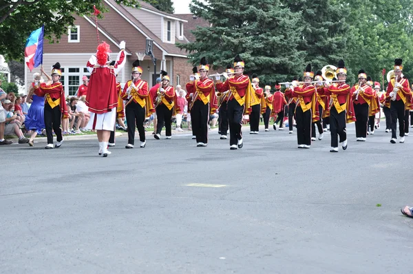 Henry sibley middelbare school marching band uitvoeren in een parade — Stockfoto