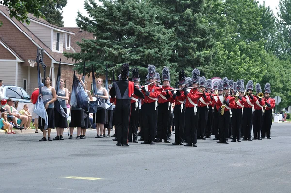 La fanfare du lycée Richfield joue dans un défilé — Photo