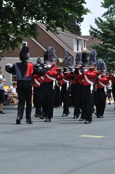 Banda de Marcha do Ensino Médio de Richfield se apresentando em um desfile — Fotografia de Stock
