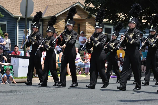 Waconia High School Marching Band Clarinetists Performing in a Parade — Stock Photo, Image