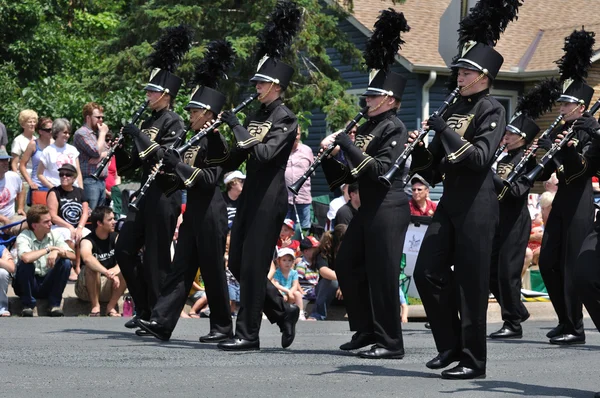Waconia gymnasiet marching band klarinettister utför i en parad — Stockfoto