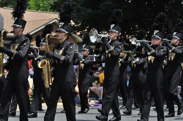 Waconia High School banda marchando realizando em um desfile — Fotografia de Stock