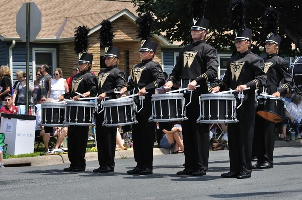 waconia lise marching band davulcular geçit töreninde gösteri