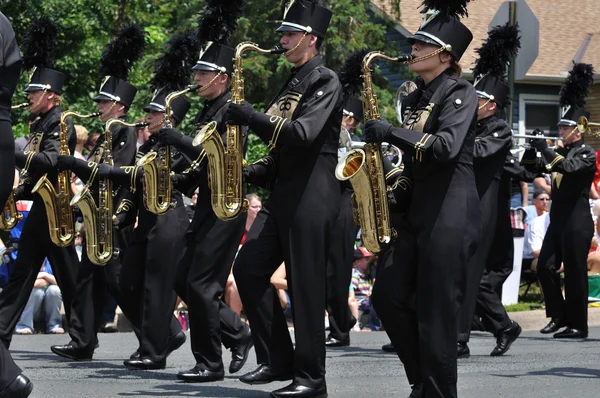 Waconia middelbare school marching band uitvoeren in een parade — Stok fotoğraf