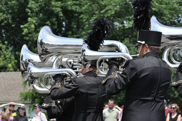 Waconia High School Marching Band tritt in einer Parade auf — Stockfoto