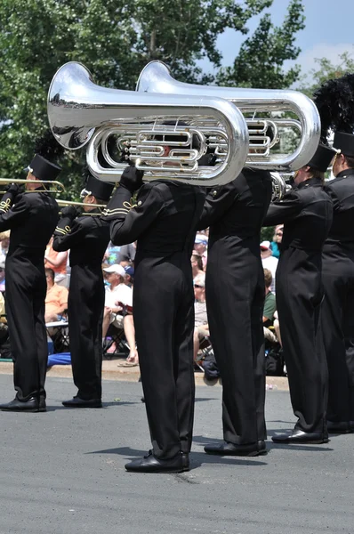 Waconia middelbare school marching band uitvoeren in een parade — Stockfoto