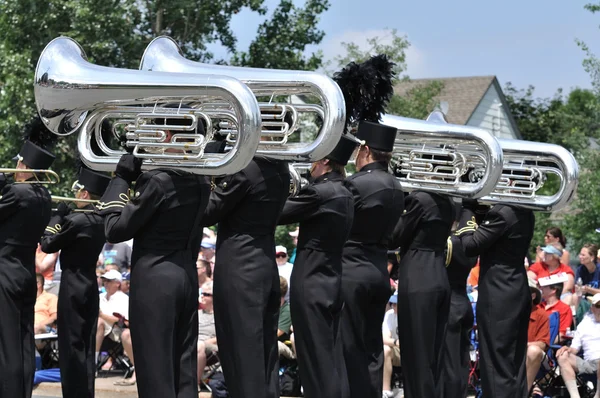 Waconia High School Marching Band tritt in einer Parade auf — Stockfoto