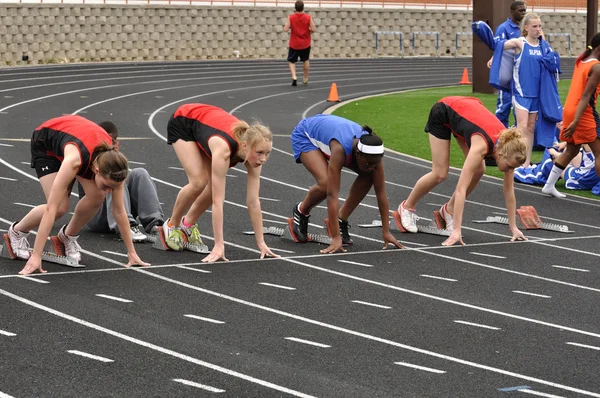 Tonåring flickor i startgroparna på en high school sprint race — Stockfoto