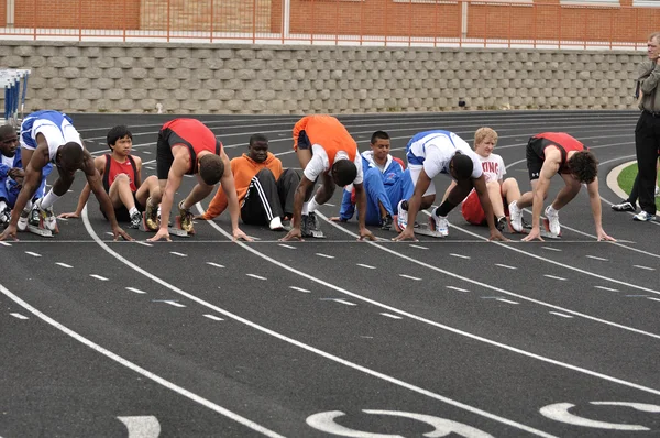 Tiener jongens in de startblokken bij een middelbare school sprintrace — Stockfoto