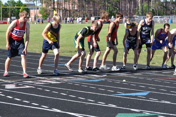 Ragazzi adolescenti che si preparano per l'inizio di una lunga distanza High School Track Meet — Foto Stock