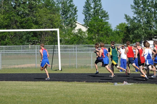 Adolescentes correndo em uma pista de longa distância do ensino médio Conheça corrida — Fotografia de Stock