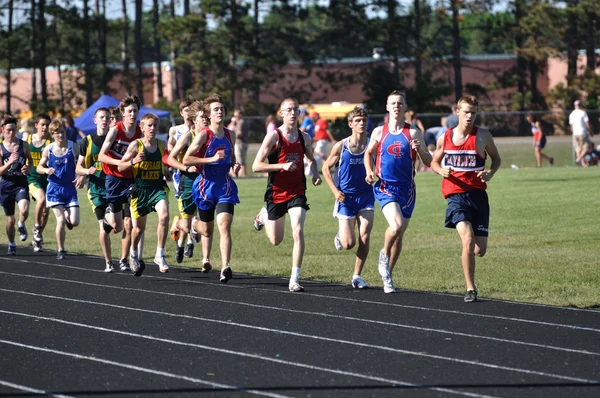 Adolescentes correndo em uma pista de longa distância do ensino médio Conheça corrida — Fotografia de Stock